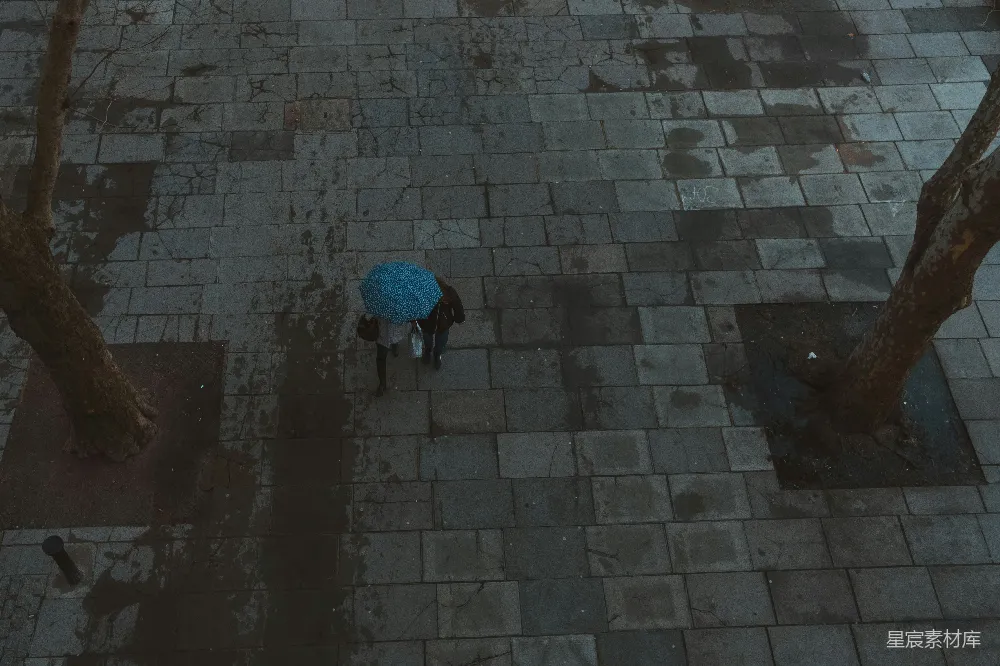 高清摄影 手持蓝色雨伞的人