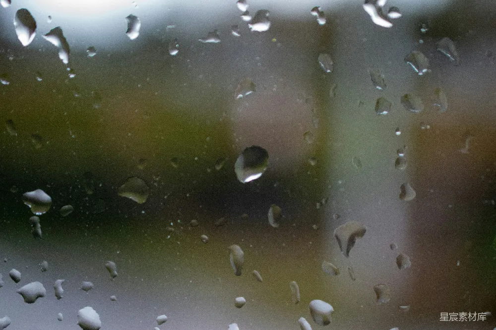 高清摄影 模糊背景中窗玻璃上的雨滴
