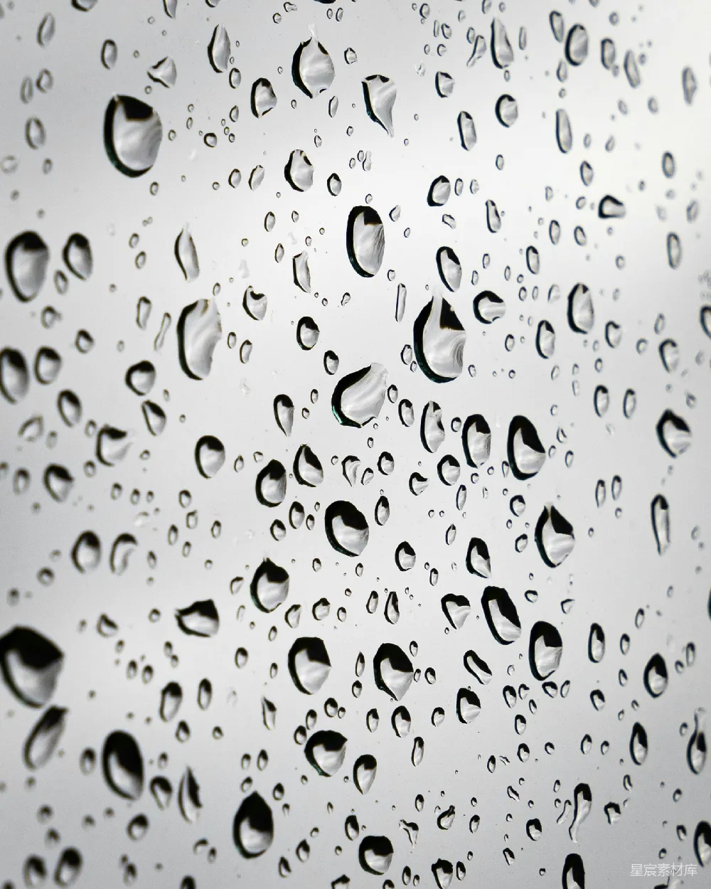 高清摄影 一幅近景描绘着蒙上雨水的窗户