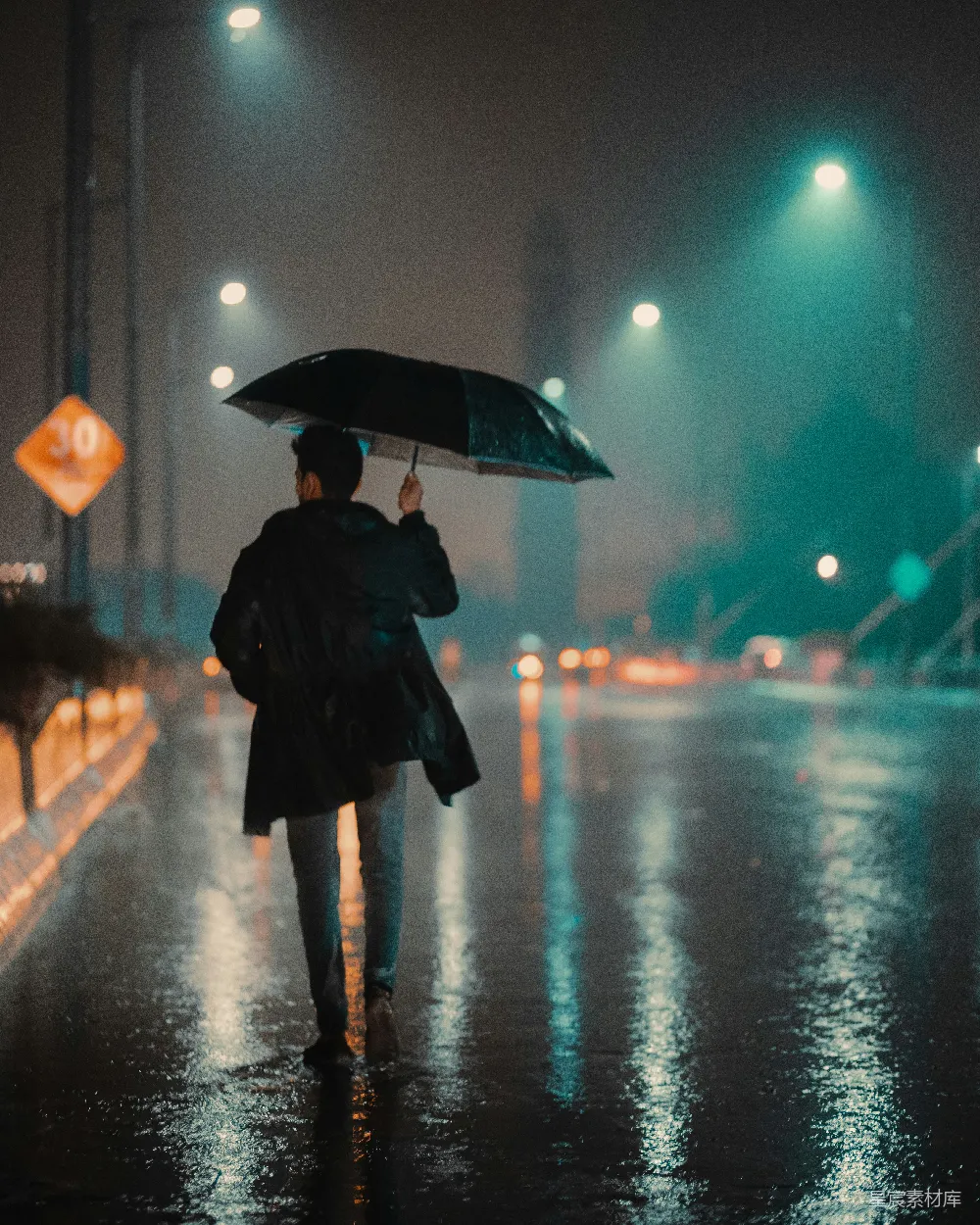 高清摄影 一个人在雨中打着伞散步