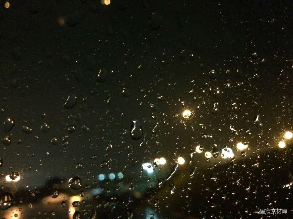高清摄影 夜晚汽车窗户上的雨滴