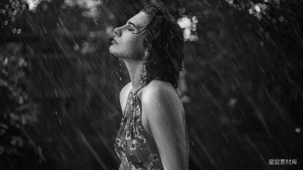 高清摄影 女人闭上眼睛享受着雨水带来的乐趣