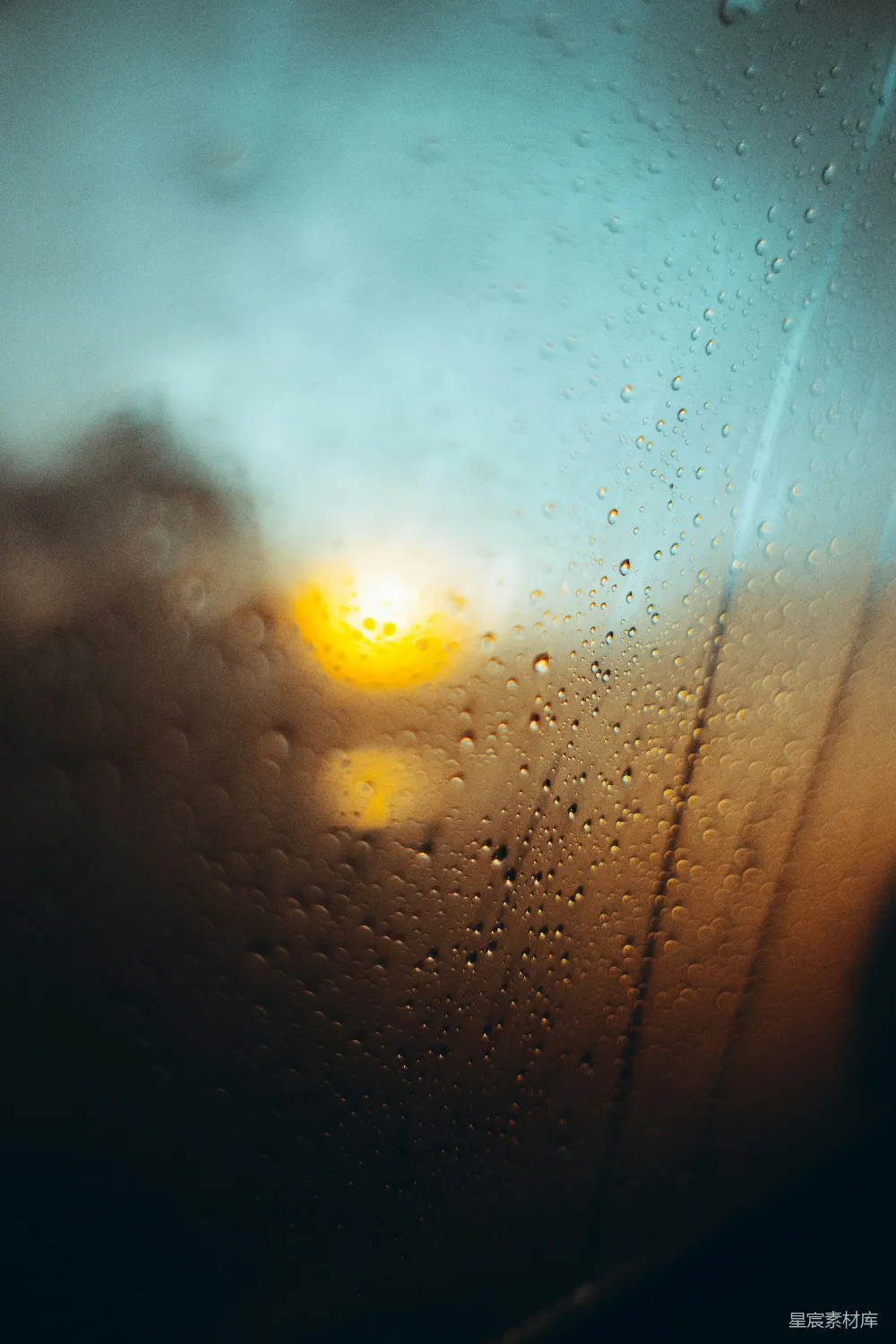 高清摄影 透过蒙上雨水的窗户看太阳的一瞥