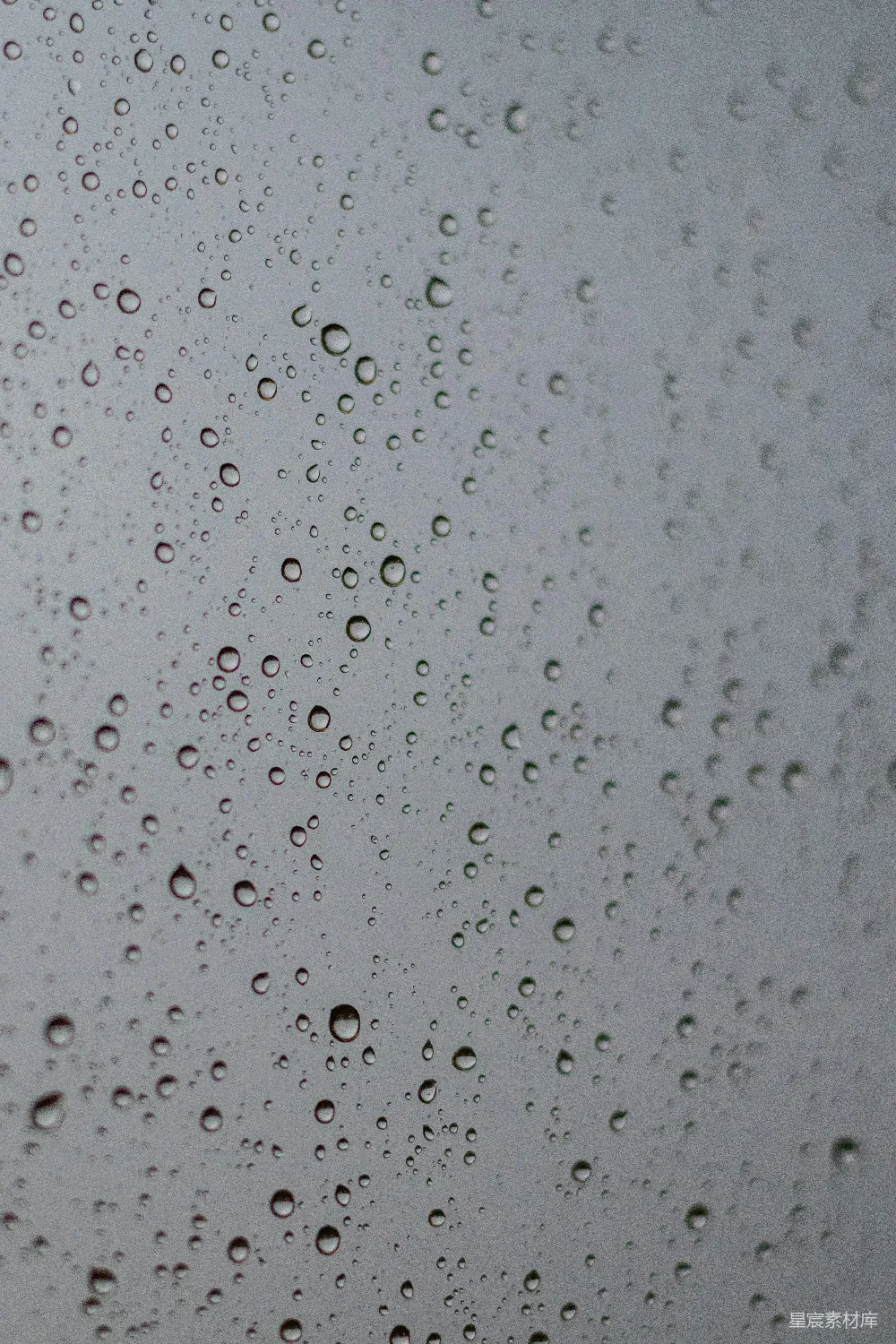 高清摄影 雨滴落在有天空背景的窗玻璃上