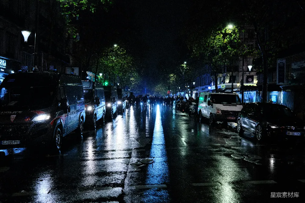 高清摄影 一群人在夜晚走在街上