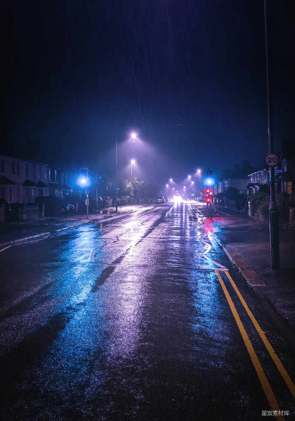 高清摄影 夜晚街道积水，路灯照明。