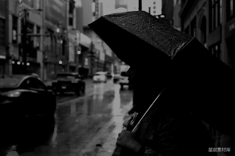 高清摄影 城市街道上一个人拿着雨伞