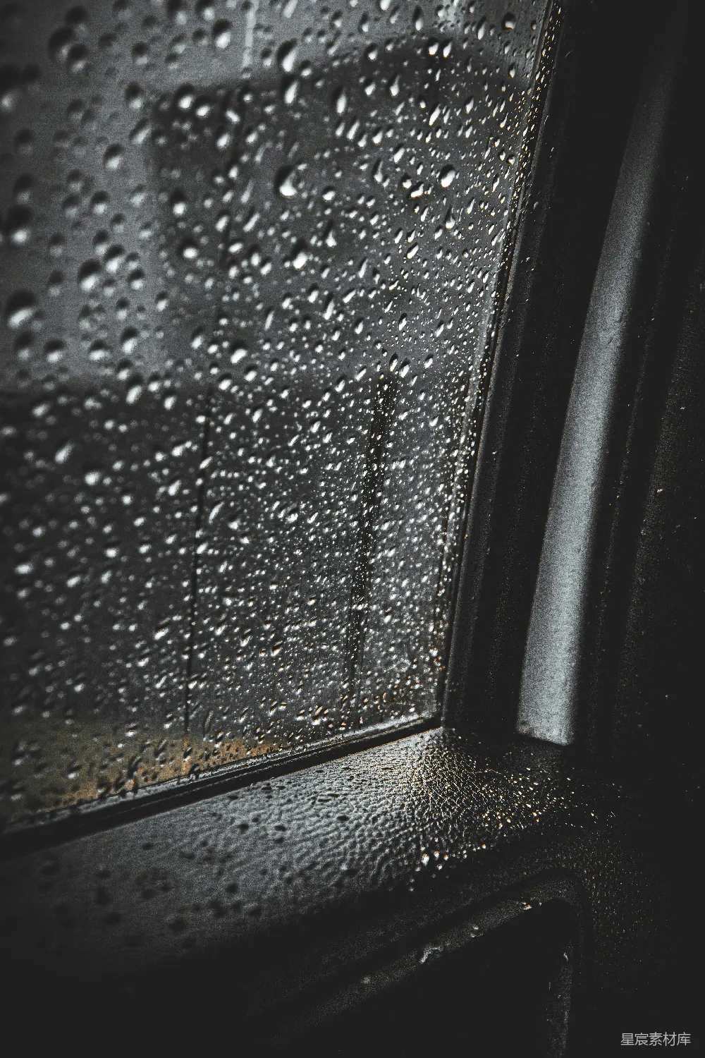高清摄影 车窗上的近景，上面有雨滴。