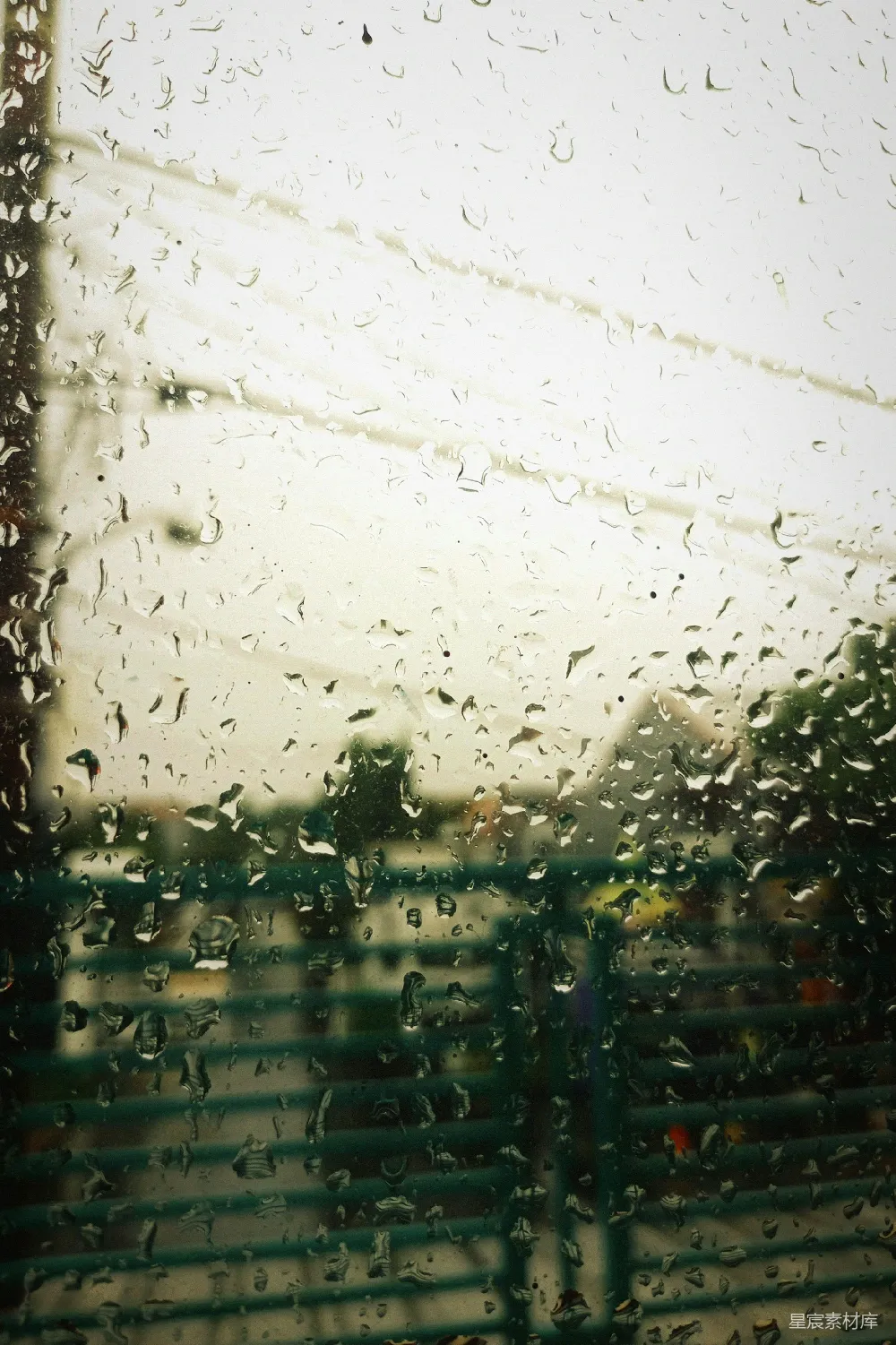 高清摄影 透过蒙上雨水的窗户看的一幢建筑