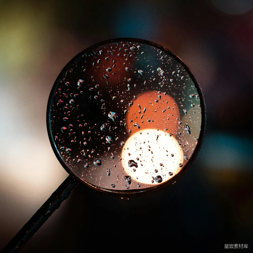 高清摄影 镜面上的一个特写镜头，上面有雨水滴。