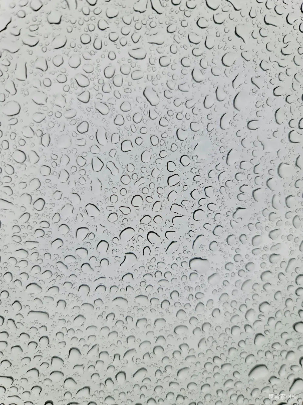 高清摄影 窗户上的一个小特写镜头，可以看到上面有水珠。