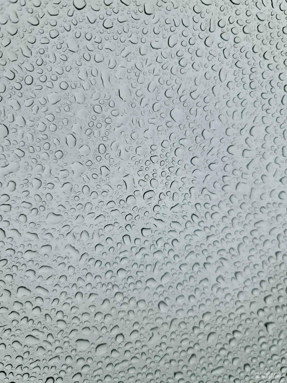 高清摄影 窗户上的近景，上面有雨滴。