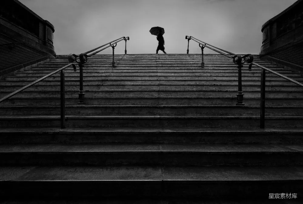 高清摄影 一个人的 silhouette 步行上一座宏伟的大楼梯。