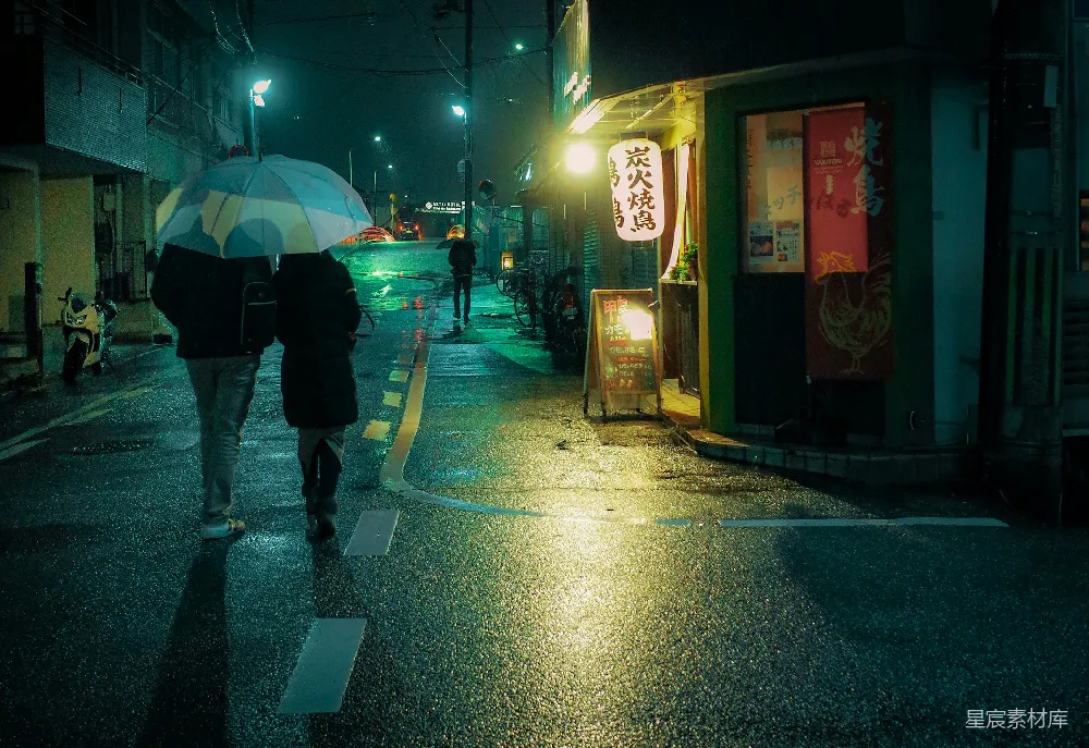 高清摄影 黑色夹克和黑色裤子的人手持雨伞在夜间的人行道上行走