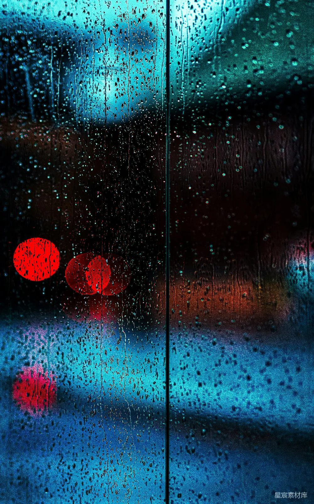 高清摄影 路边的一盏交通灯旁边有一扇窗户覆盖着雨水