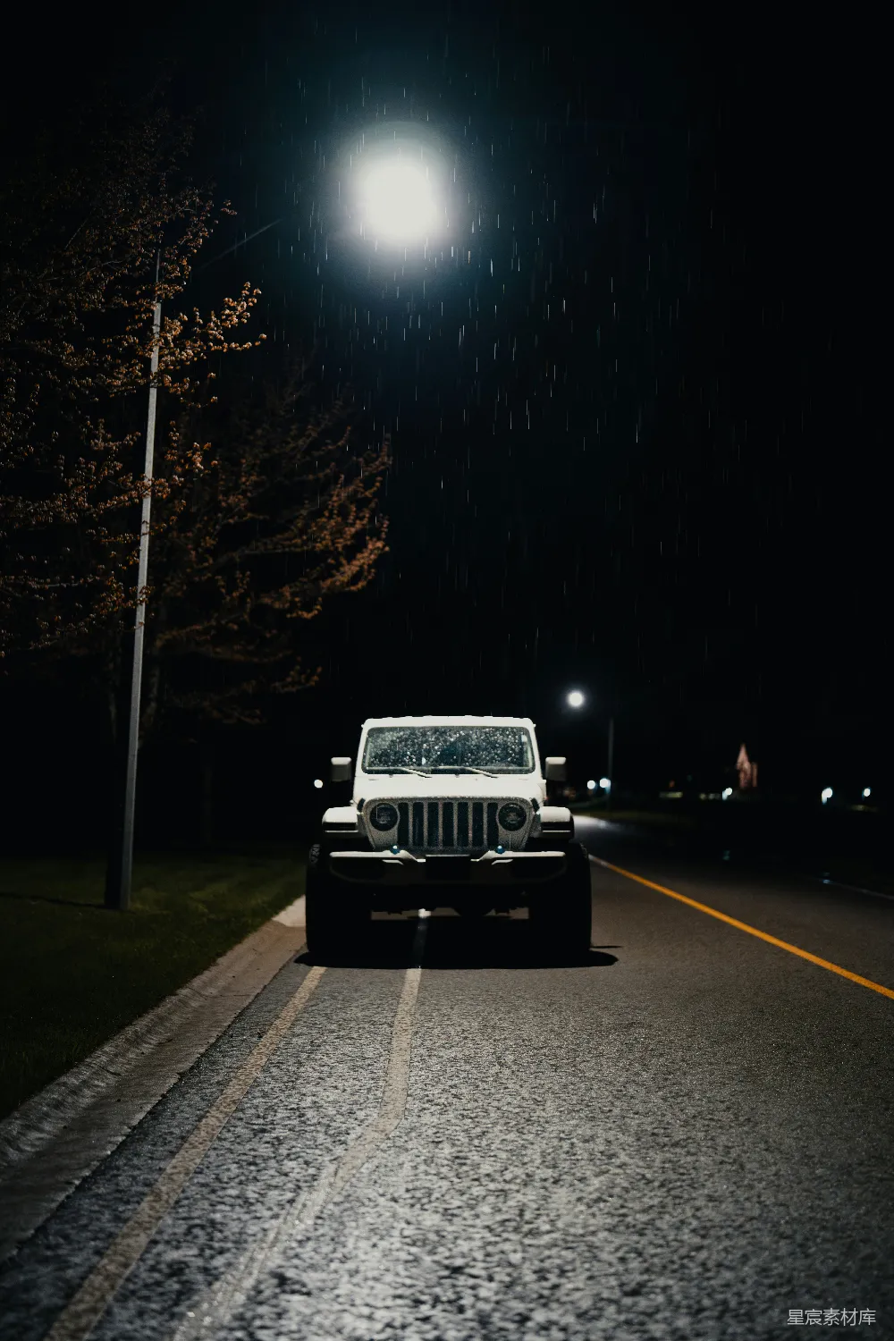 高清摄影 一辆吉普车在夜晚的街道上行驶