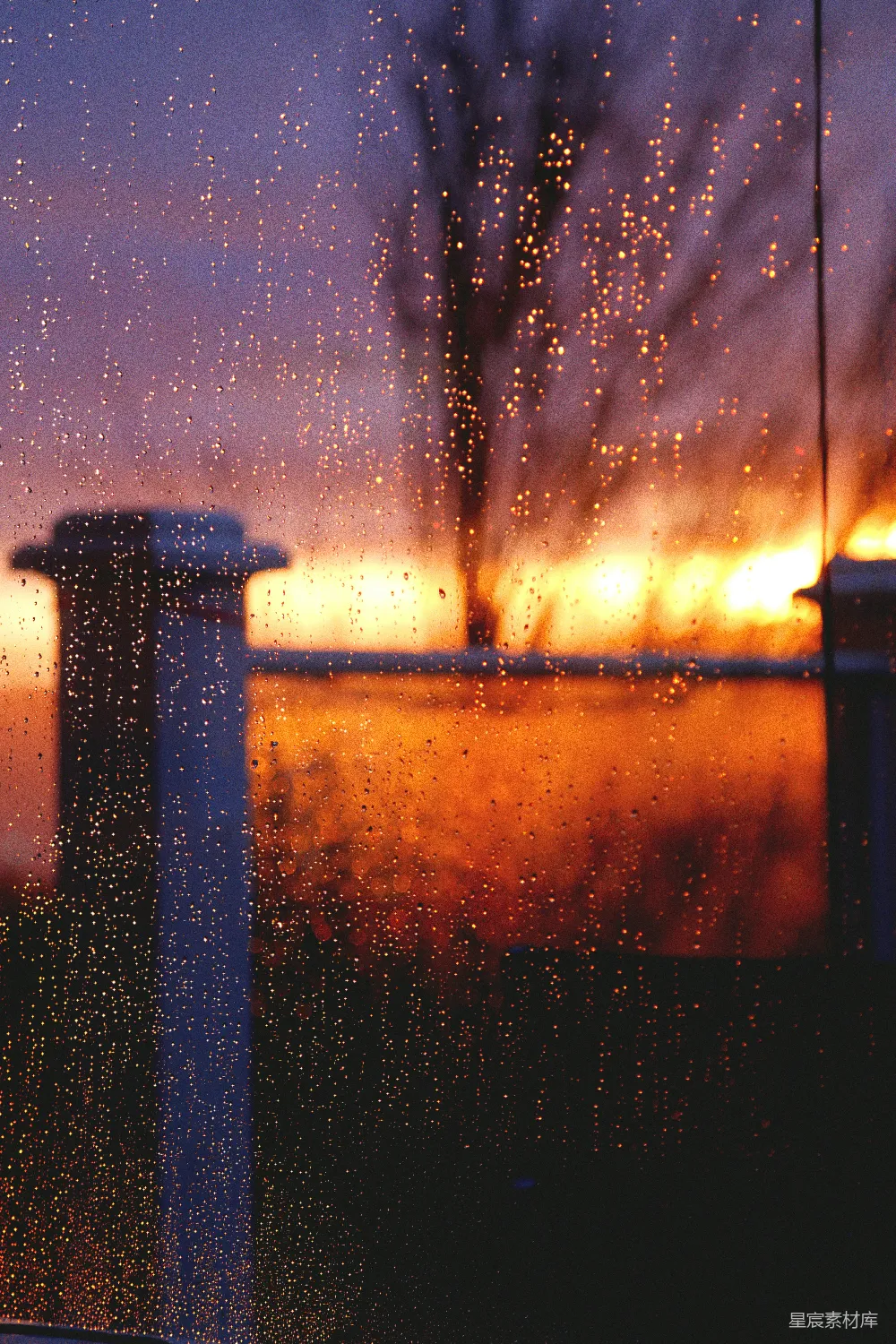 高清摄影 透过蒙上雨水的窗户看日落的景象