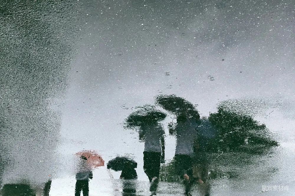 高清摄影 街上有行人行走的照片是湿的玻璃质地