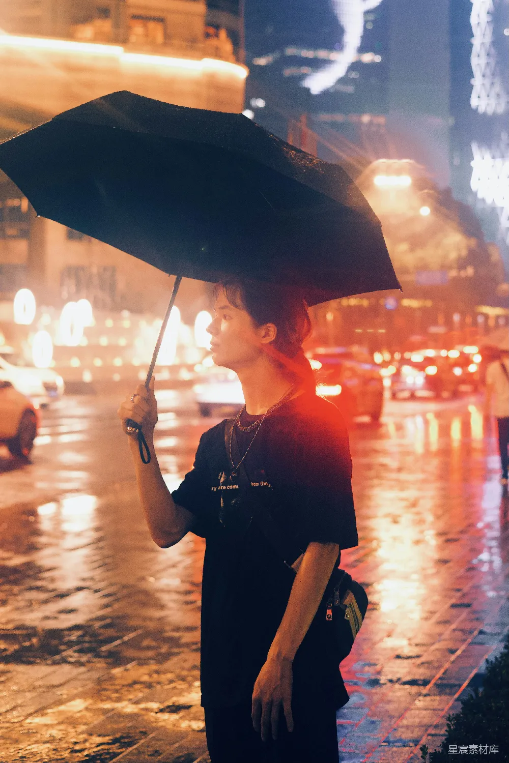 高清摄影 一个女人站在雨中撑着伞