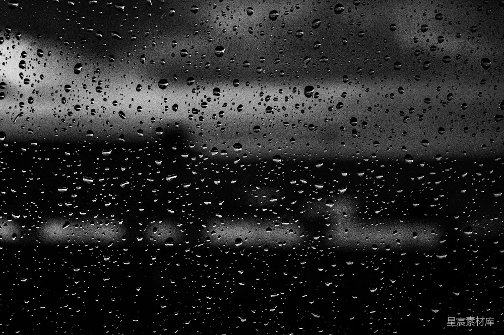高清摄影 黑白照片中雨滴落在窗户上的景象