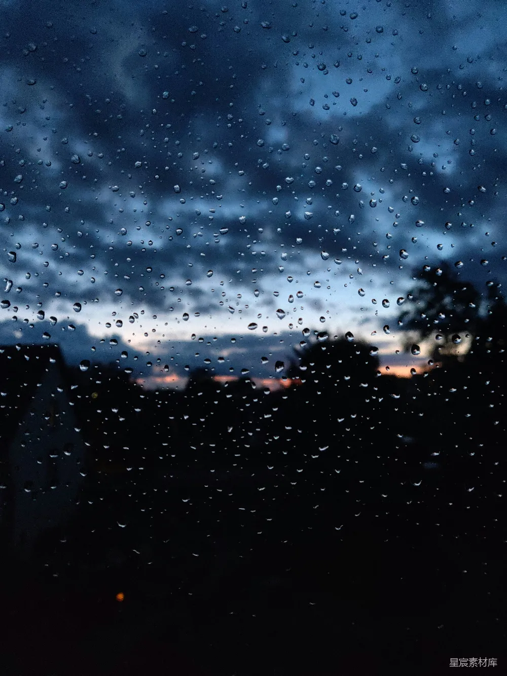高清摄影 夕阳西下时，雨滴落在窗户上