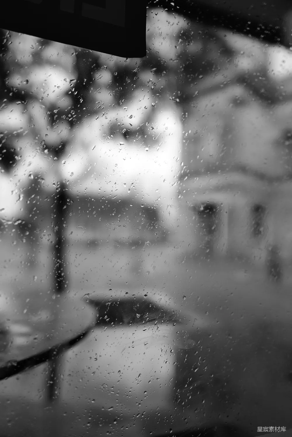 高清摄影 窗玻璃上滴落的雨珠背景模糊