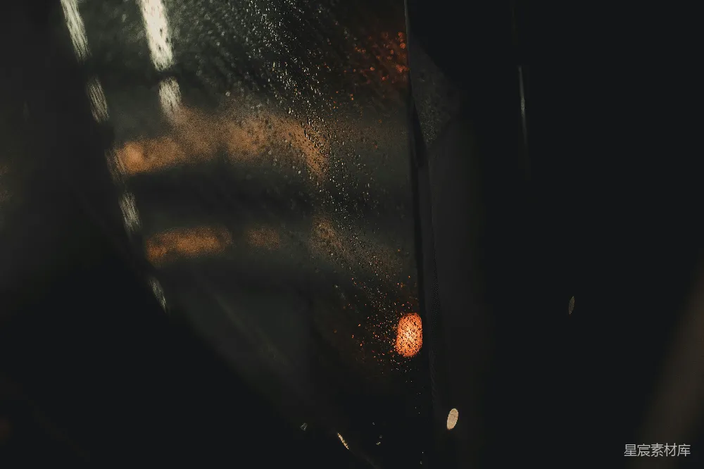 高清摄影 焊接火花正在照亮一片光明。