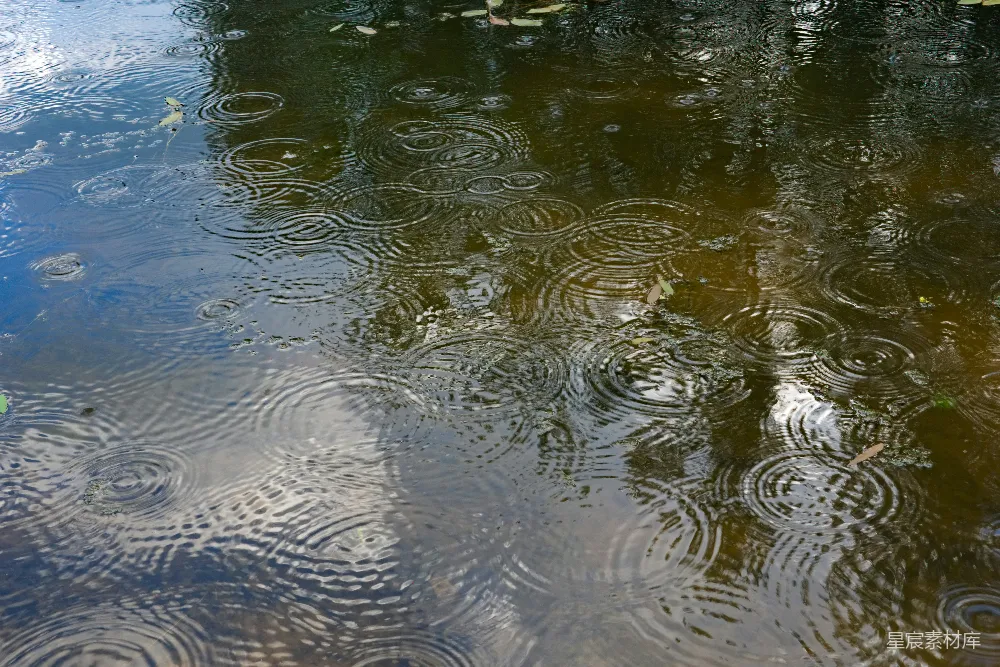 高清摄影 水波映照着天空。