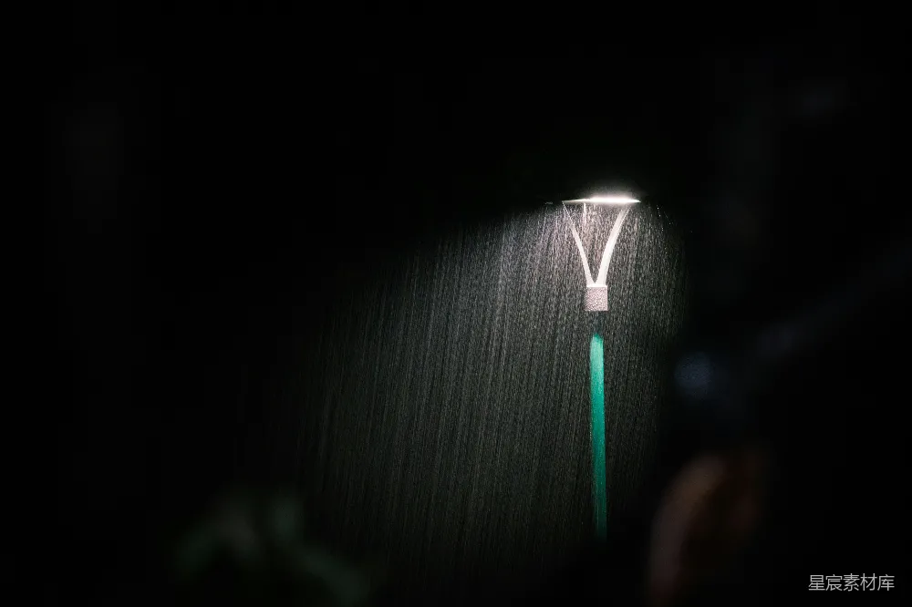 高清摄影 街灯在黑暗中照亮一条雨迹。