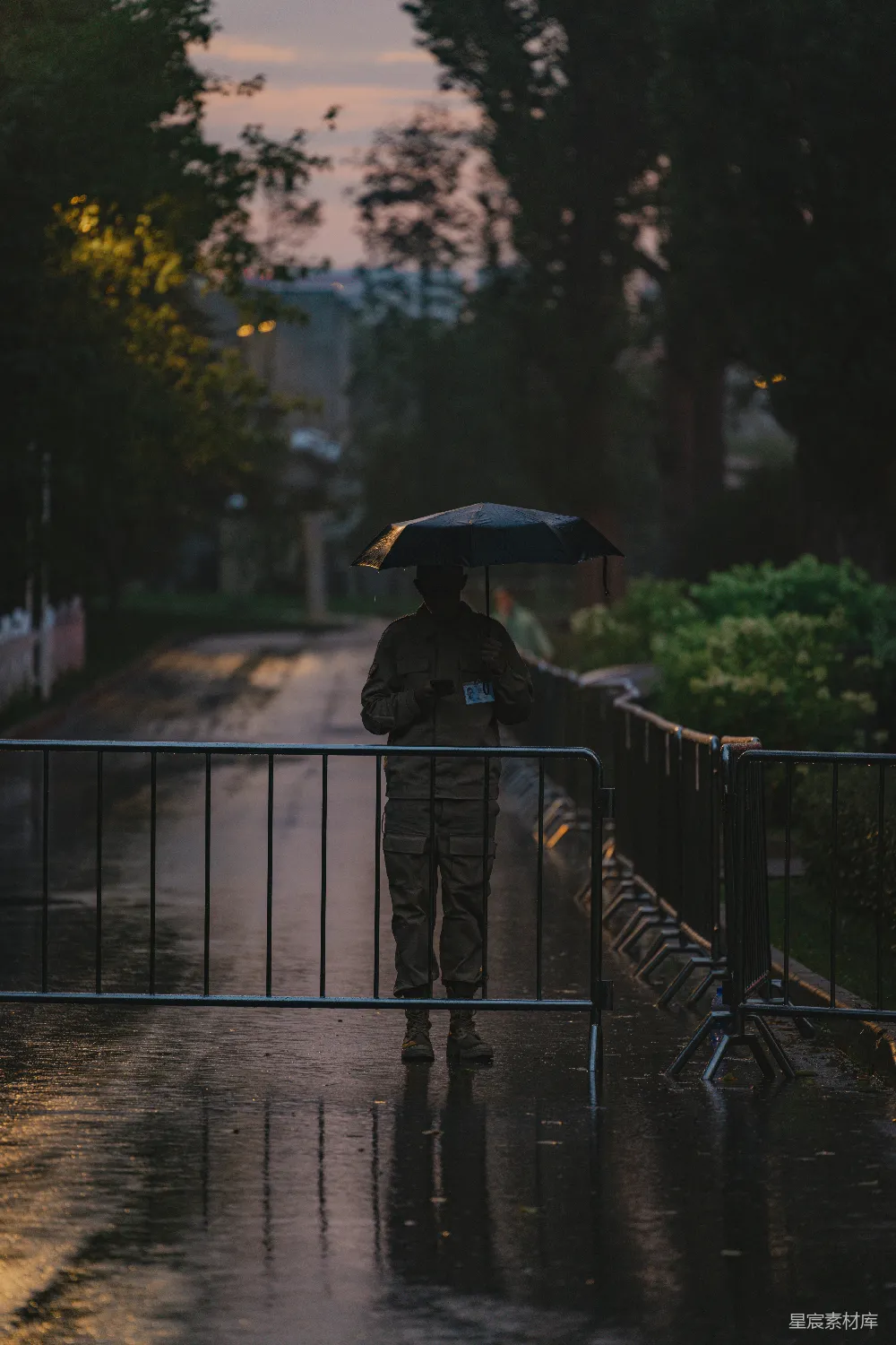高清摄影 雨中士兵站岗。