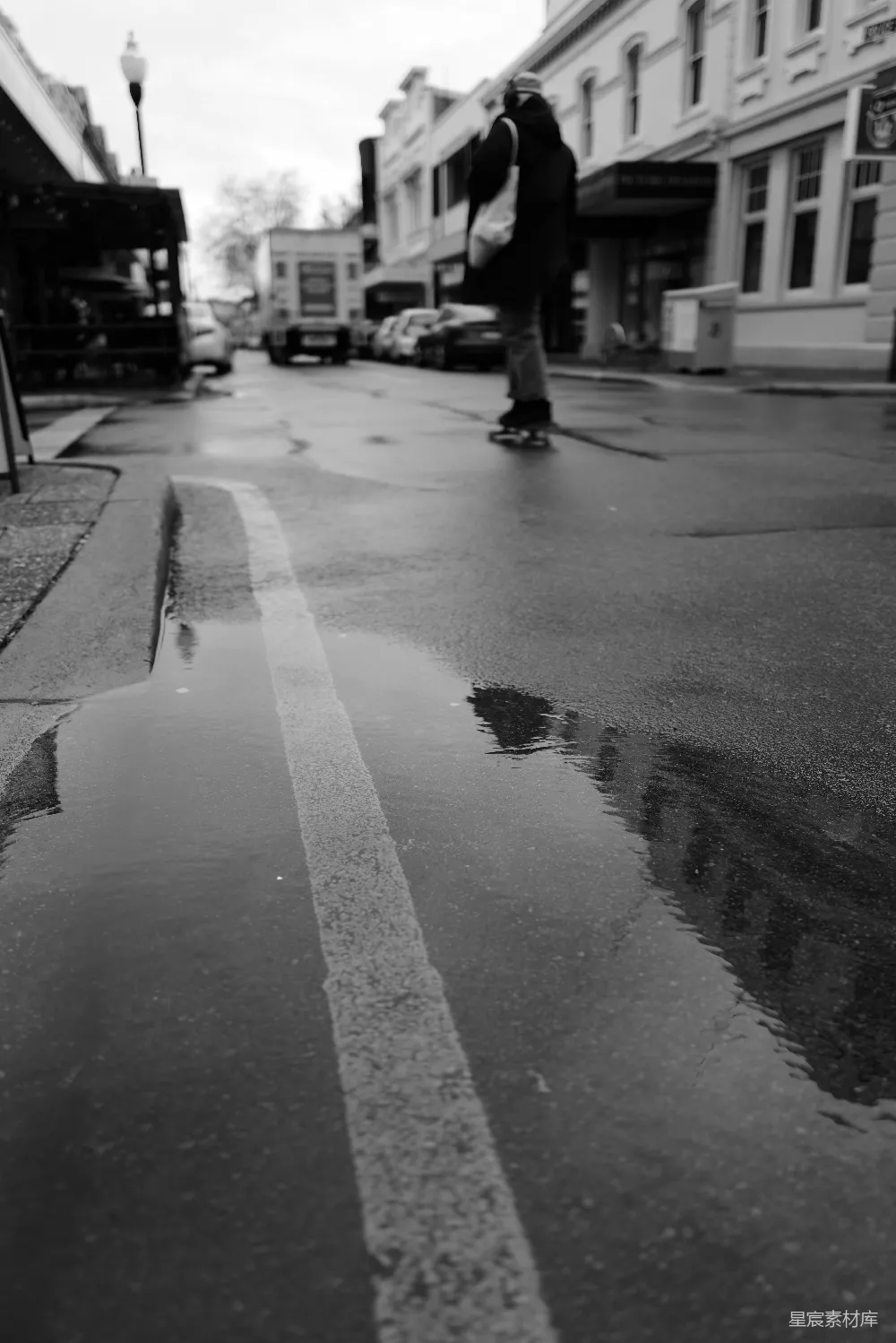 高清摄影 雨后湿地上滑板的人
