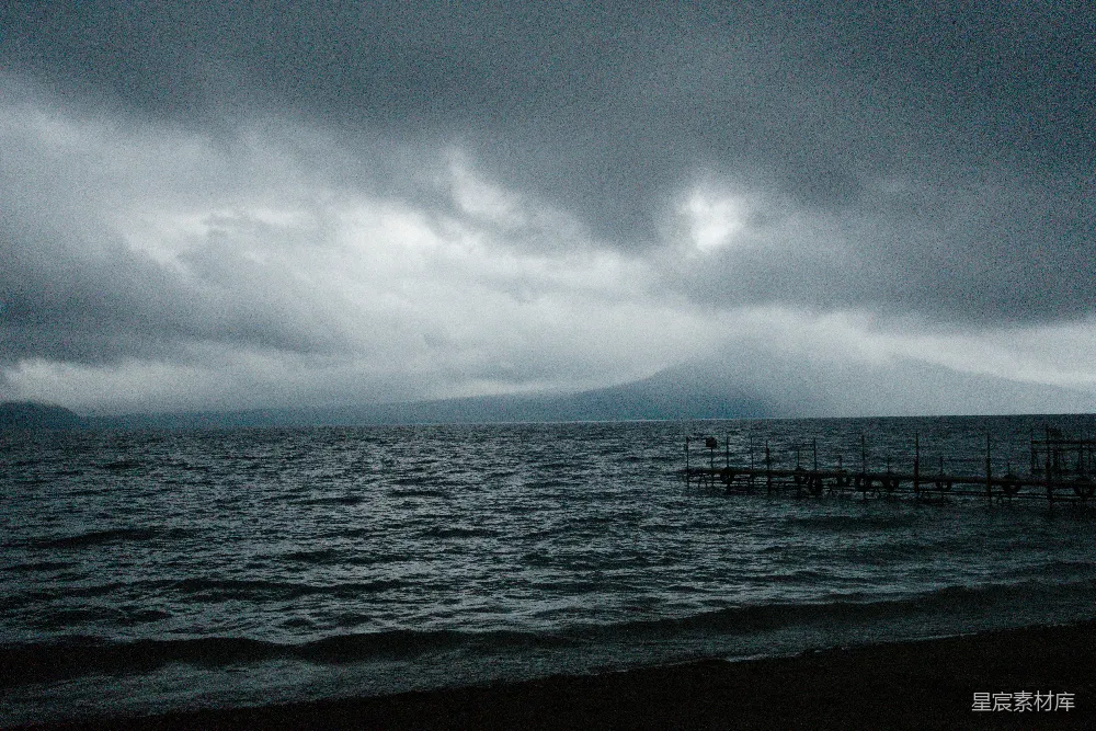 高清摄影 暗雨云团在平静的湖面上聚集。