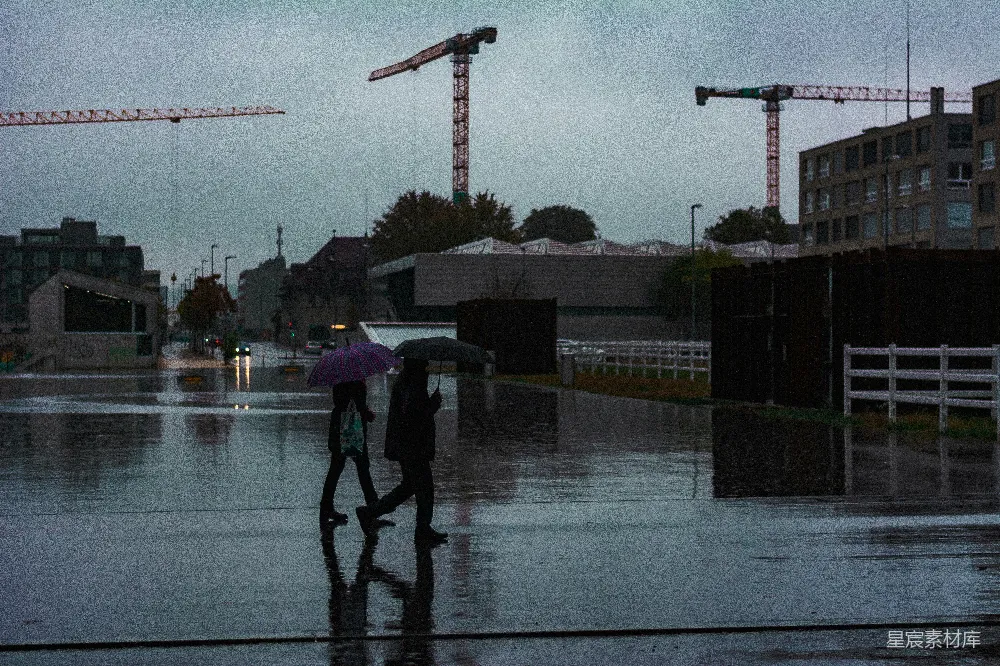 高清摄影 两个人在雨中撑伞步行