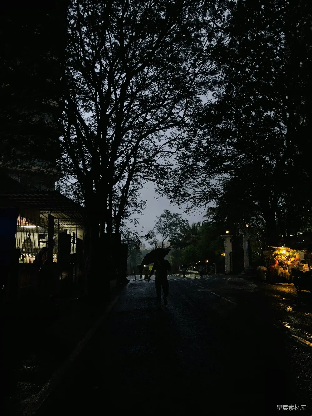 高清摄影 街上一个人拿着雨伞走路