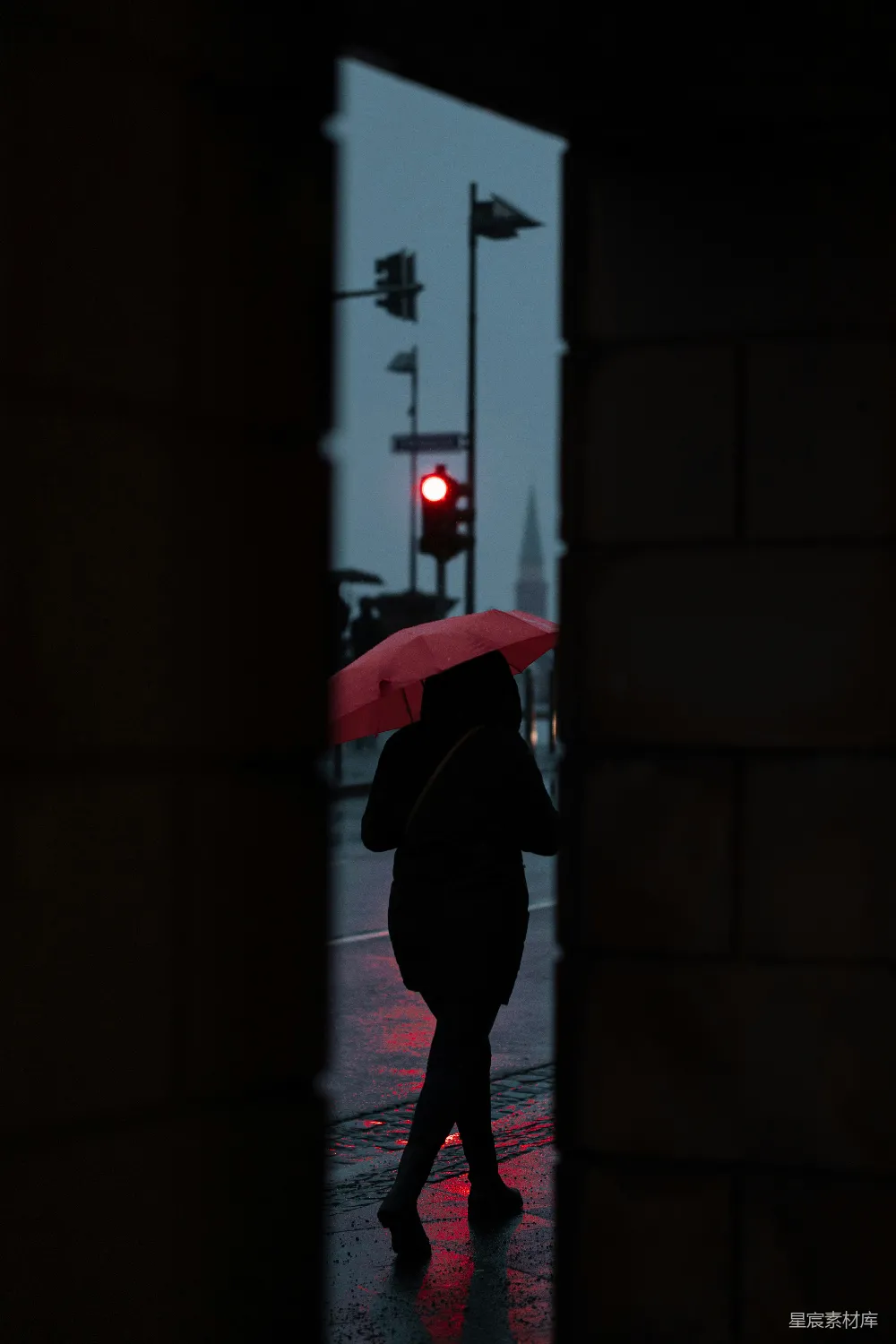 高清摄影 黑色夹克的人拿着雨伞