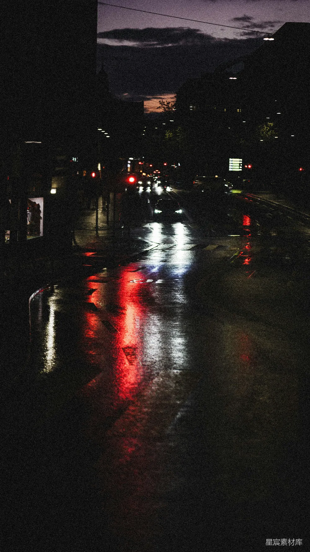 高清摄影 夜晚街道湿滑，车灯闪烁。