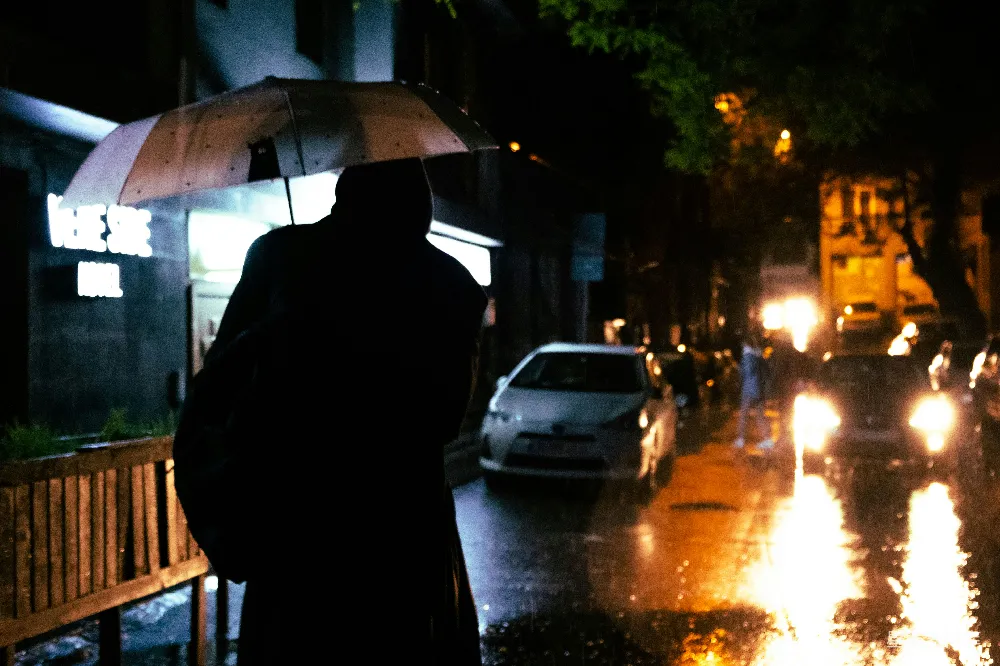 高清摄影 撑着雨伞的人在雨中行走