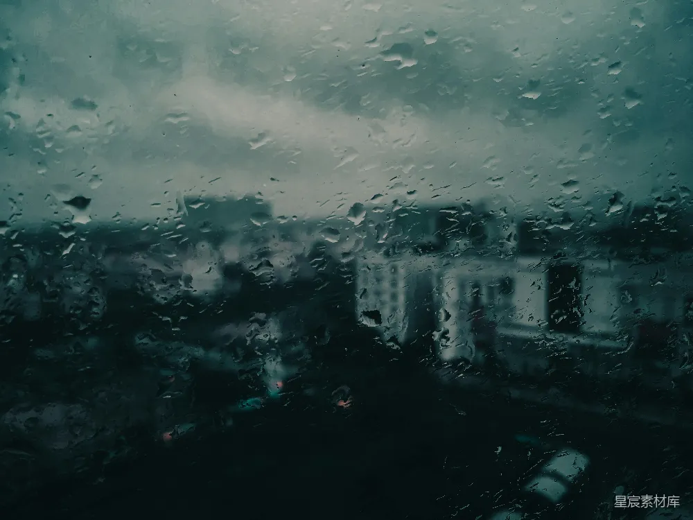 高清摄影 透过蒙上雨水的窗户看去的一栋建筑的景象