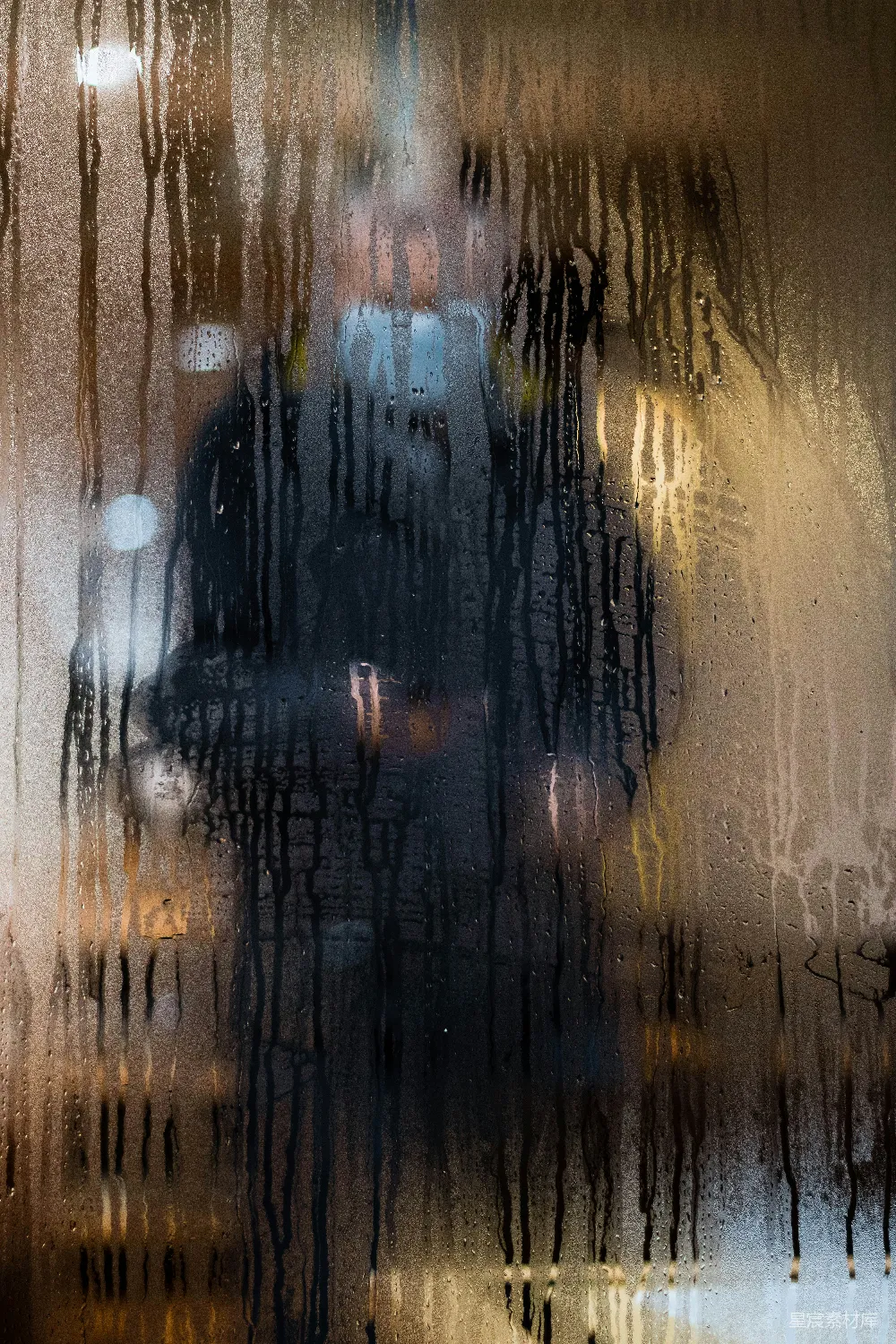 高清摄影 黑大衣女子站在雪地覆盖的地面之上