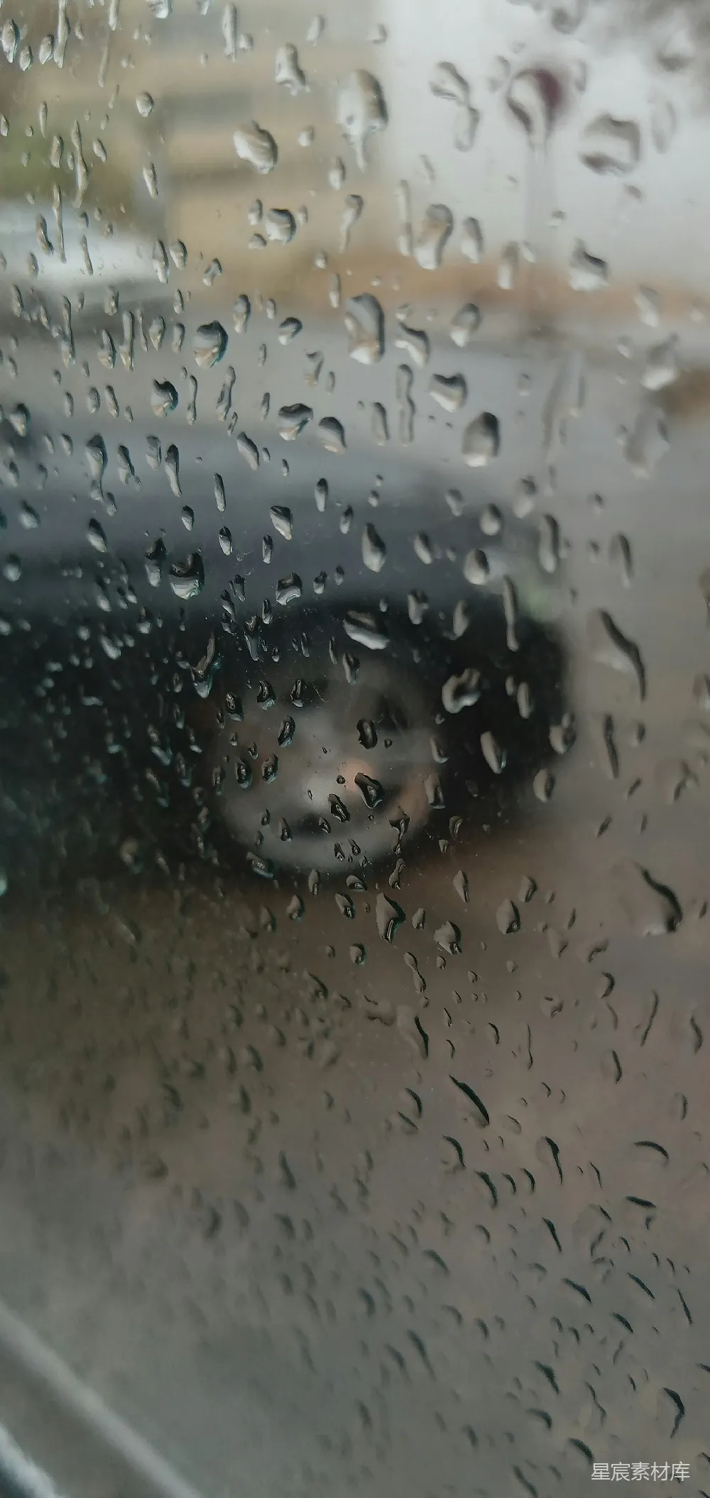 高清摄影 透过雨淋的车窗可以看到一辆车。