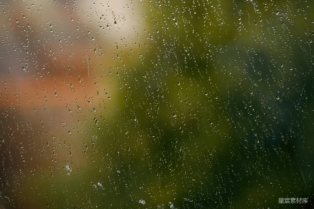 高清摄影 一张窗户的特写镜头中呈现出雨滴