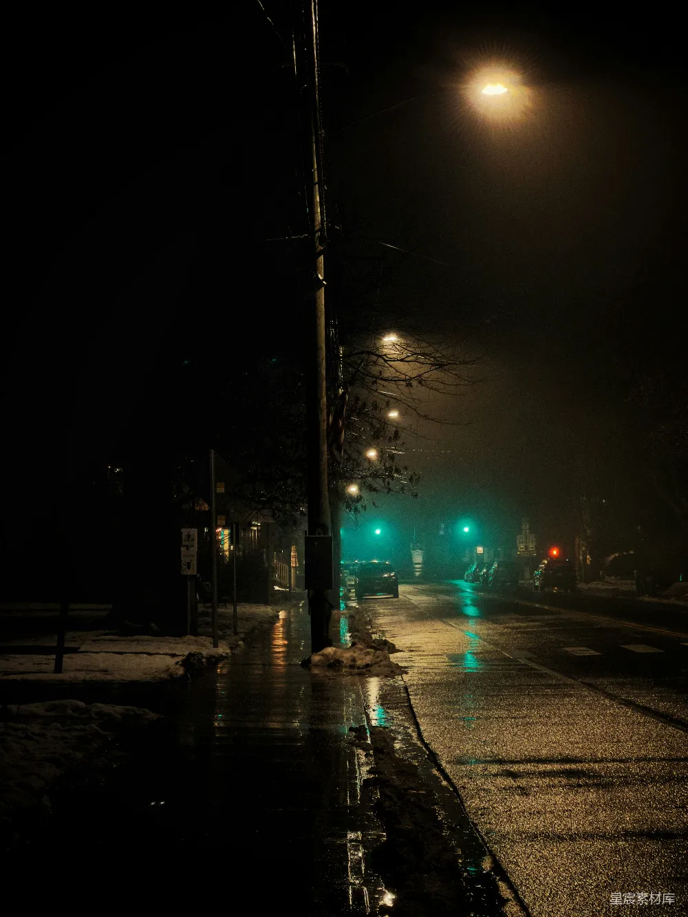 高清摄影 夜晚的城市街道，有街灯照明。