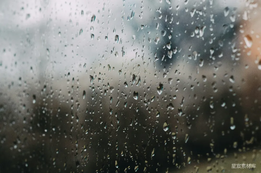 高清摄影 模糊背景中滴落的雨珠