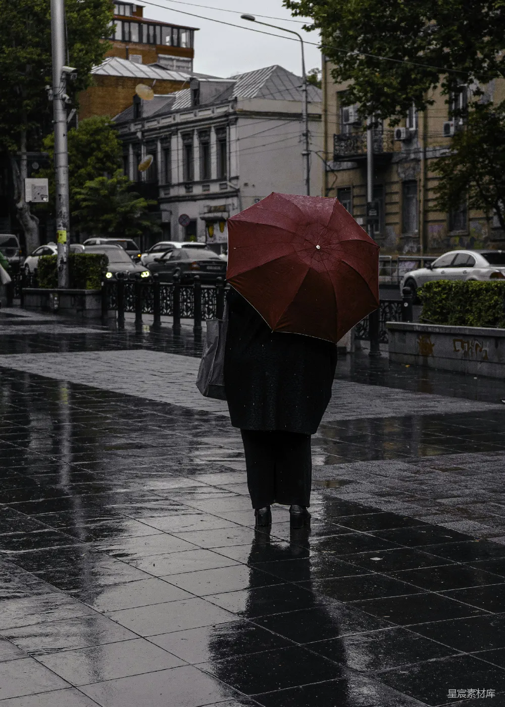 高清摄影 街上一个人拿着雨伞走着