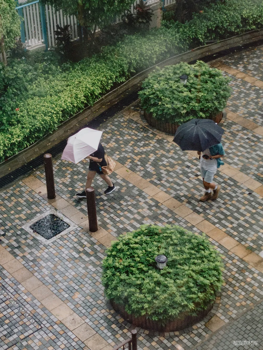 高清摄影 雨伞在人行道上的行人