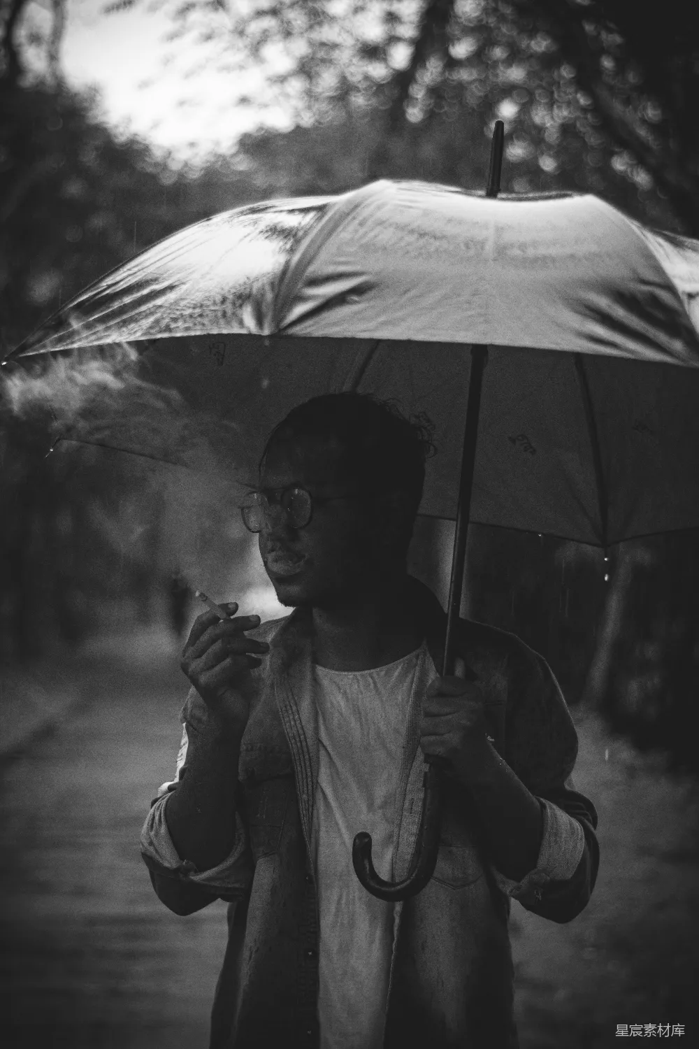 高清摄影 一个男子在雨中撑伞