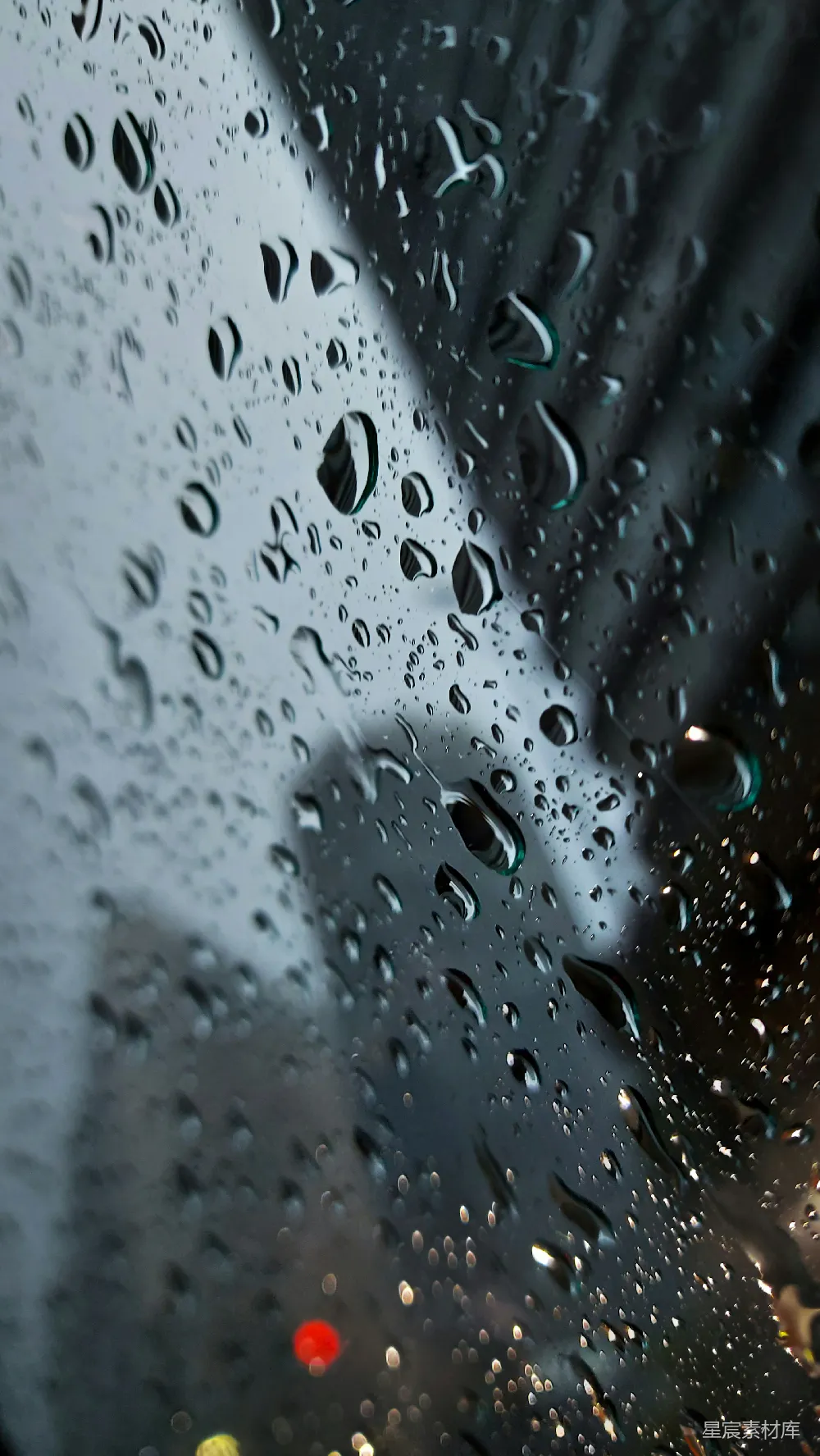 高清摄影 窗外背景有一栋建筑的玻璃上滴滴答答地滴着雨珠。