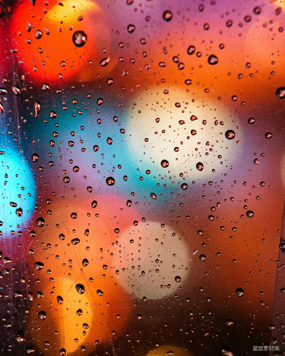 高清摄影 窗户上近景，有雨滴