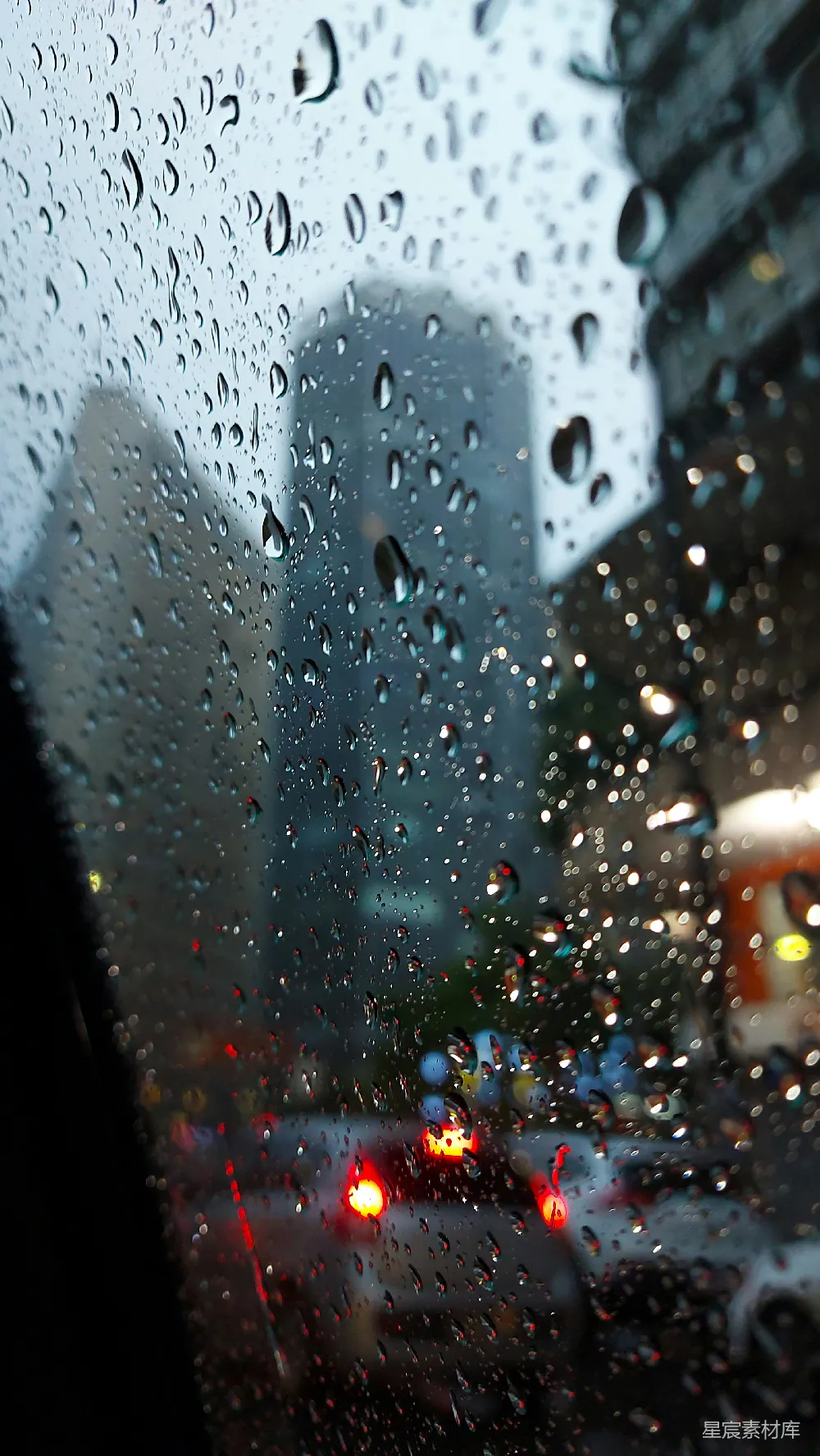 高清摄影 一幅覆盖着雨水的窗户，窗外是城市景色。