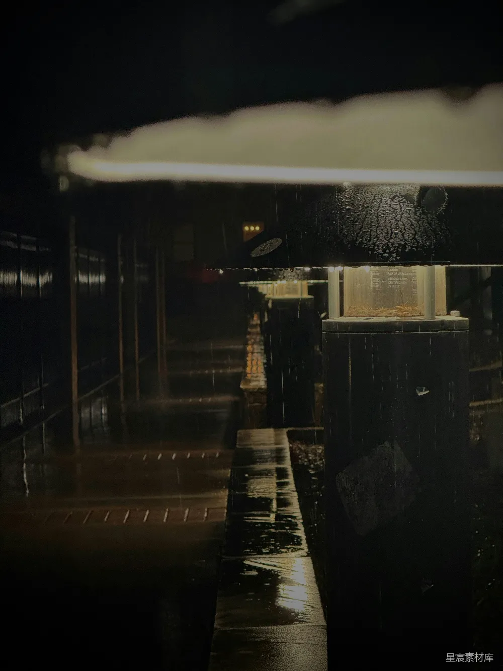 高清摄影 夜间建筑物旁边的一条湿 sidewalks